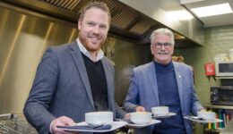 Foto v.l.n.r gedeputeerde Roy de Witte en statenlid Fred Kerkhof in de keuken van De Enk in Zwolle