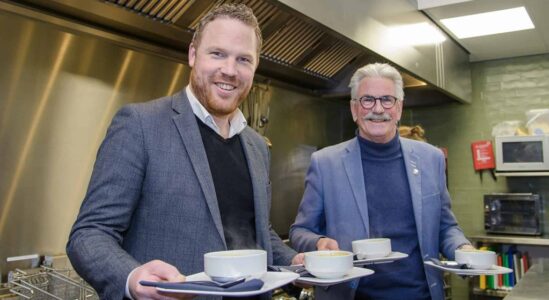 Foto v.l.n.r gedeputeerde Roy de Witte en statenlid Fred Kerkhof in de keuken van De Enk in Zwolle