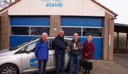 Foto: Henk Boxum reikt pluim uit aan voorzitter Henk Veldkamp in aanwezigheid van de bestuursleden Doorenspleet, Lindenberg en Eekman.