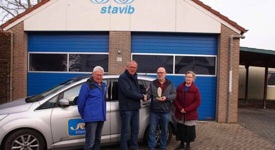 Foto: Henk Boxum reikt pluim uit aan voorzitter Henk Veldkamp in aanwezigheid van de bestuursleden Doorenspleet, Lindenberg en Eekman.