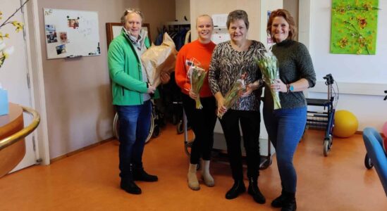 De medewerkers van de afdeling Dagbehandeling kregen een groot compliment en een bos tulpen van het CDA.