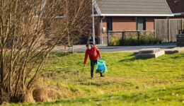 Joost-Monninkhof-verzamelt-zwerfafval-in-Giethoorn-Foto-Bertha-van-Dijk.jpg
