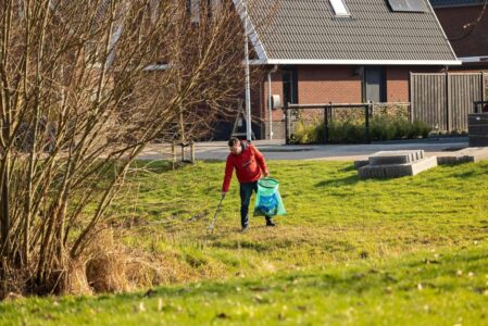 Joost-Monninkhof-verzamelt-zwerfafval-in-Giethoorn-Foto-Bertha-van-Dijk.jpg