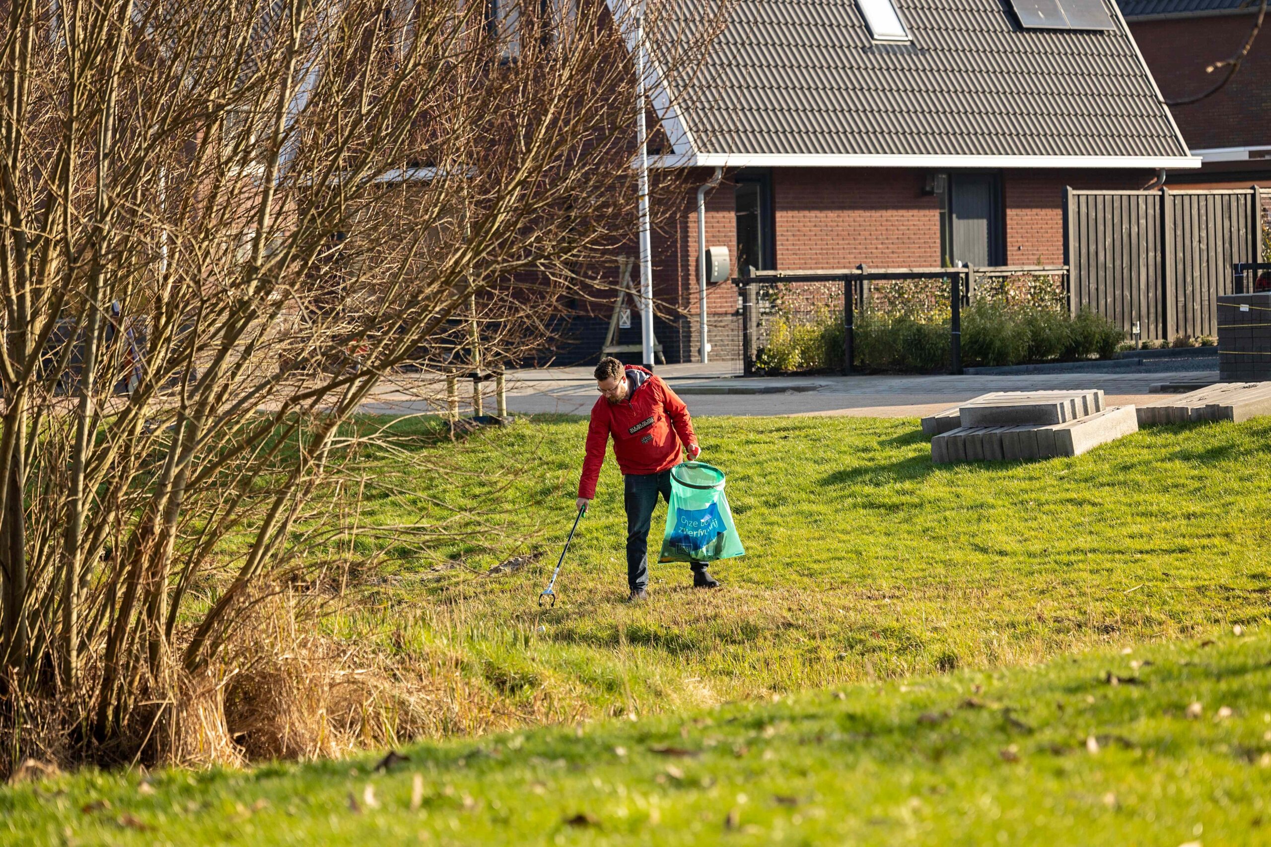 Joost-Monninkhof-verzamelt-zwerfafval-in-Giethoorn-Foto-Bertha-van-Dijk.jpg