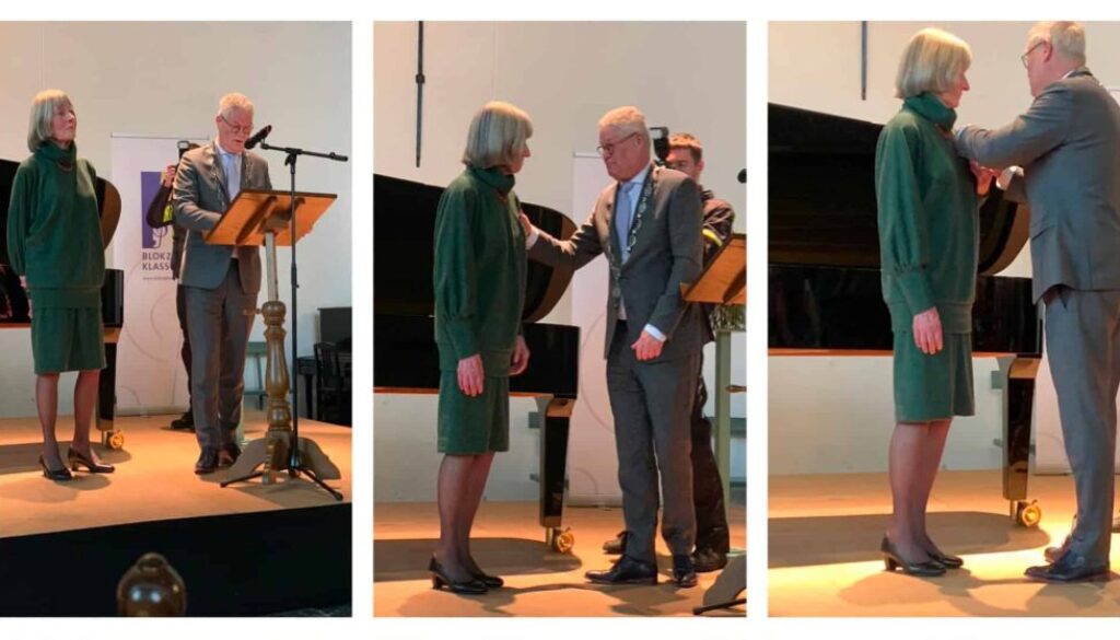 Marcel Scheringa een Koninklijke onderscheiding uit aan mevrouw C.M.C.M. (Tine) Nouwen-van de Ven (79) uit Nederland foto Blokzijl Klassiek