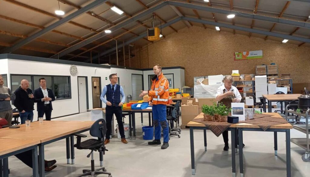 Daniël Huis in ’t Veld: links op de foto directeur-bestuurder Arjen Mol – rechts van hem Daniël Huis in ’t Veld (gedetacheerd medewerker bij DYKA)