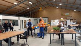 Daniël Huis in ’t Veld: links op de foto directeur-bestuurder Arjen Mol – rechts van hem Daniël Huis in ’t Veld (gedetacheerd medewerker bij DYKA)