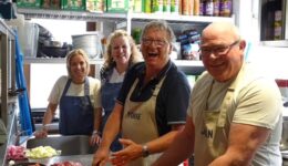 2023-05-02 Petra Stam, Susanne van Olphen, Fokke Vos en Johan Stik aan de slag in de keuken van De Otterskooi