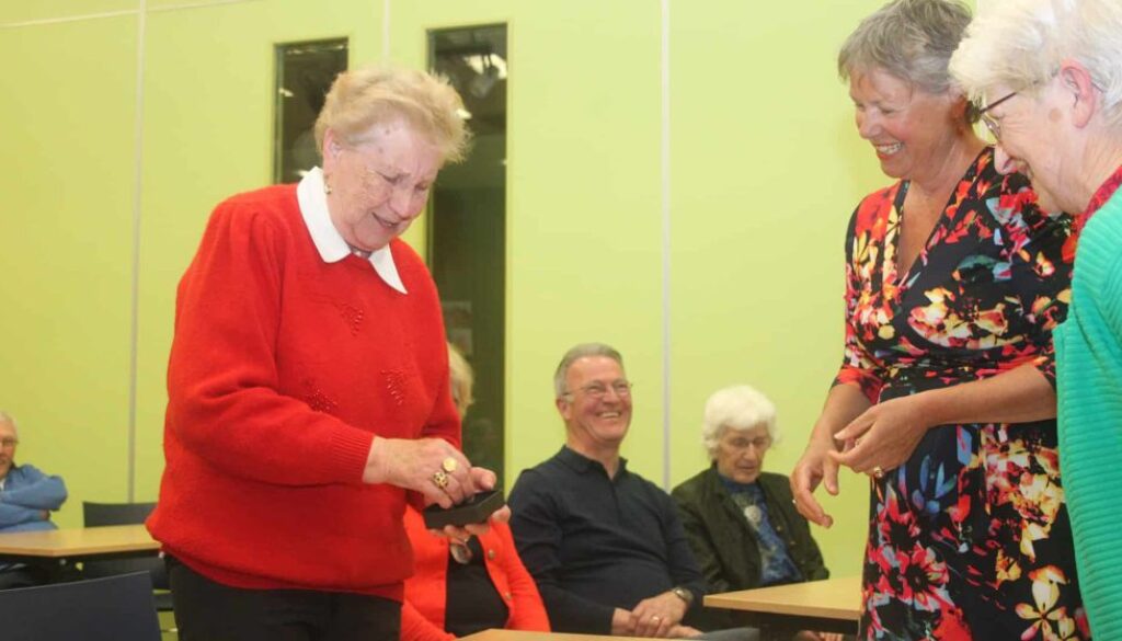 Mary de Graaf ontvangt de Willem Dreespenning van Janita Gorte