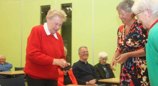 Mary de Graaf ontvangt de Willem Dreespenning van Janita Gorte