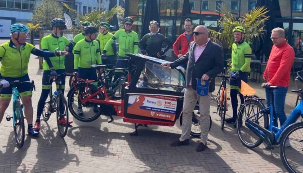 overhandiging elektrische bakfiets Rotary 100 jaar in Emmeloord