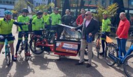 overhandiging elektrische bakfiets Rotary 100 jaar in Emmeloord