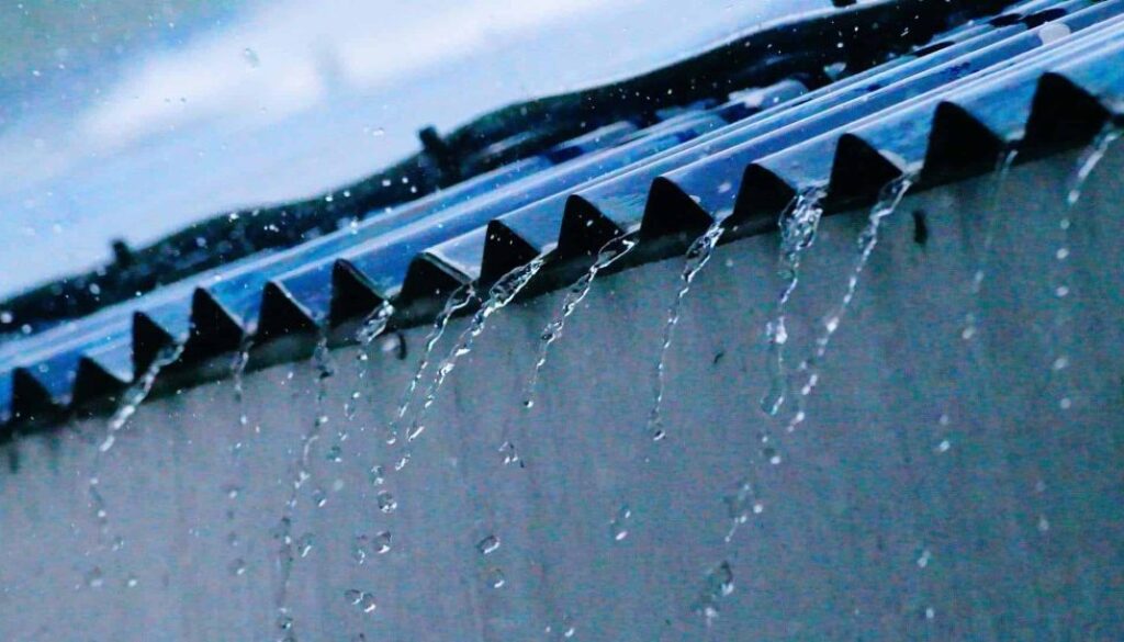 dakgoot met regenwater