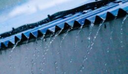 dakgoot met regenwater