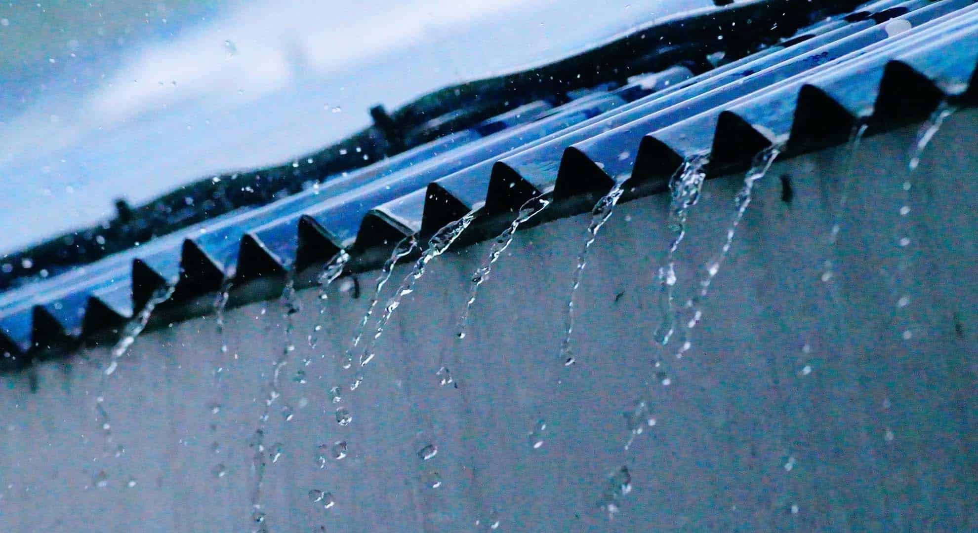 dakgoot met regenwater