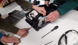 Reparatie van een stofzuiger - Foto Repair Café Steenwijkerland
