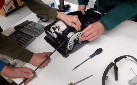 Reparatie van een stofzuiger - Foto Repair Café Steenwijkerland