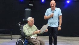 Jan Blaauw overhandigt cheque aan dhr. Van der Munnik def