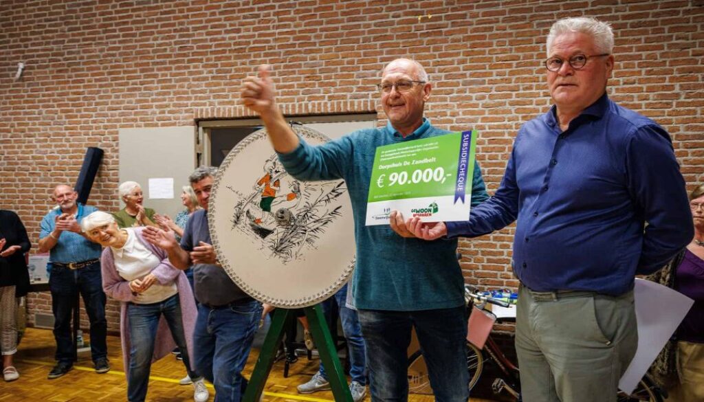 Wethouder Marcel Scheringa biedt cheque aan, foto Wilbert Bijzitter