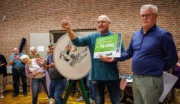 Wethouder Marcel Scheringa biedt cheque aan, foto Wilbert Bijzitter