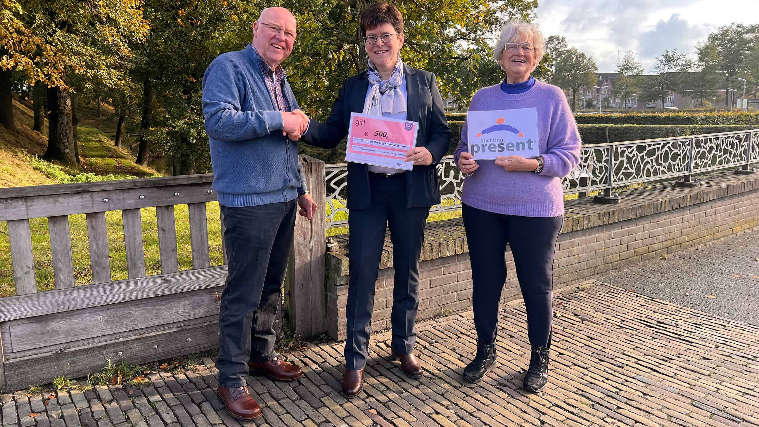 overhandigen cheque Steenwijkerland
