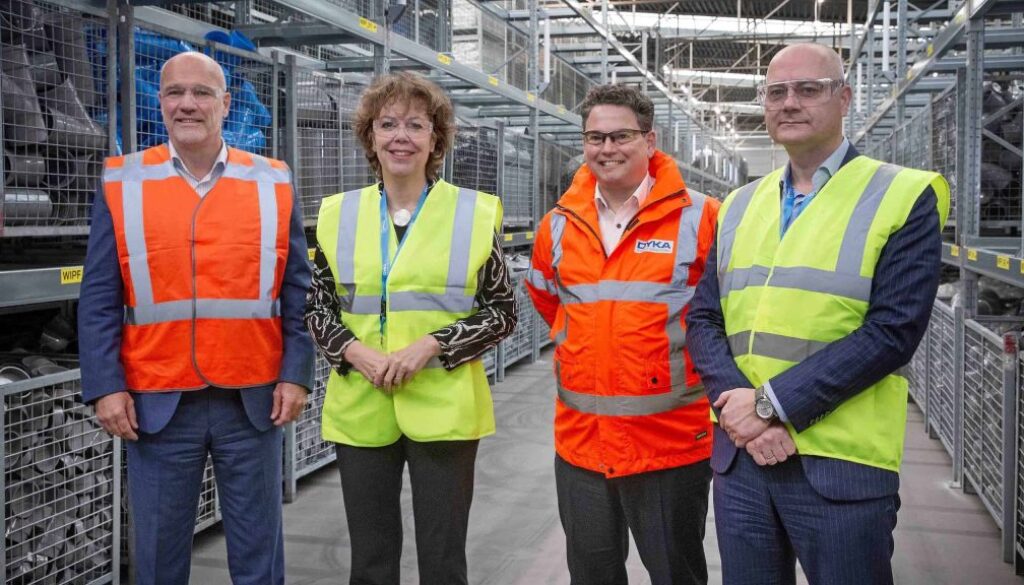 Op de foto, van links naar rechts: Gabriël Spruijt (Executive Vice President DYKA Group), Ingrid Thijssen (Voorzitter VNO-NCW), Jeroen Dirne (Site Director DYKA Steenwijk) en Harold de Graaf (Algemeen Directeur Federatie NRK).