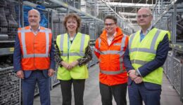 Op de foto, van links naar rechts: Gabriël Spruijt (Executive Vice President DYKA Group), Ingrid Thijssen (Voorzitter VNO-NCW), Jeroen Dirne (Site Director DYKA Steenwijk) en Harold de Graaf (Algemeen Directeur Federatie NRK).