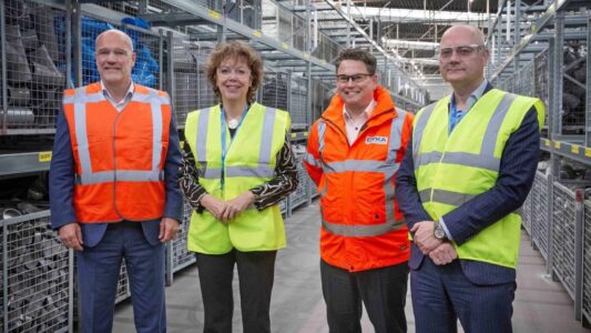 Op de foto, van links naar rechts: Gabriël Spruijt (Executive Vice President DYKA Group), Ingrid Thijssen (Voorzitter VNO-NCW), Jeroen Dirne (Site Director DYKA Steenwijk) en Harold de Graaf (Algemeen Directeur Federatie NRK).