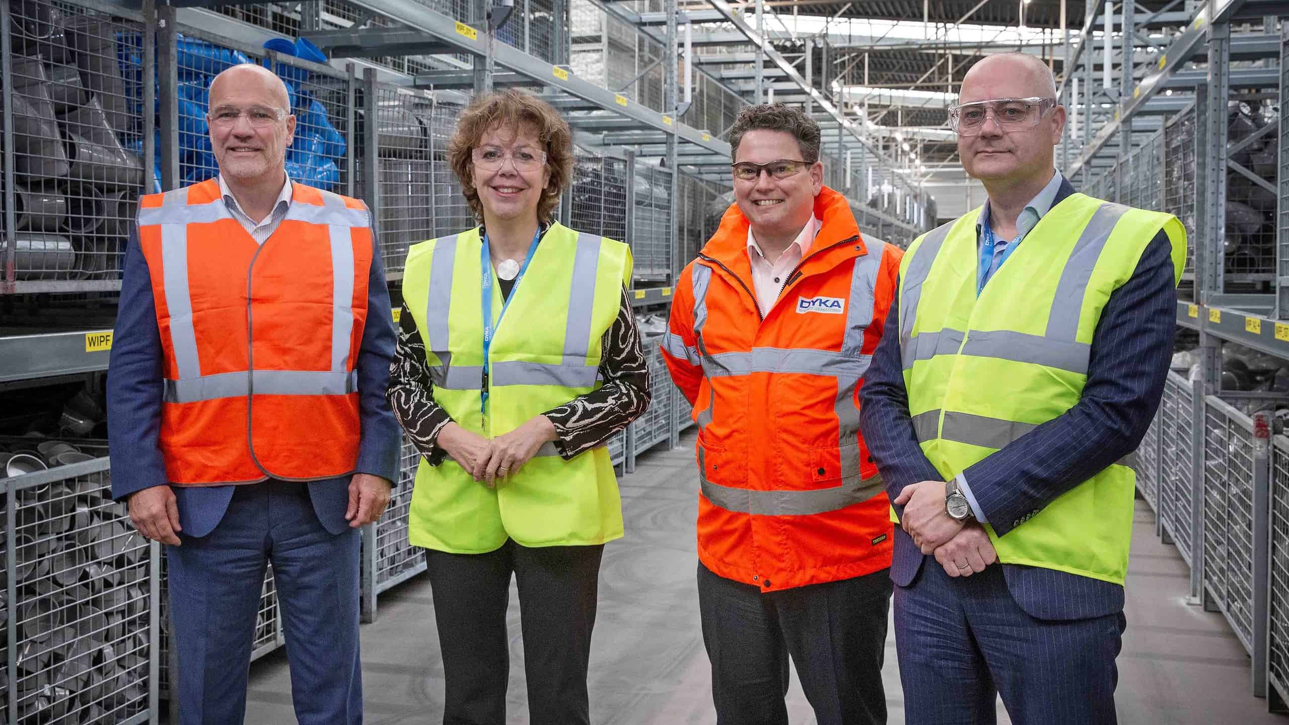 Op de foto, van links naar rechts: Gabriël Spruijt (Executive Vice President DYKA Group), Ingrid Thijssen (Voorzitter VNO-NCW), Jeroen Dirne (Site Director DYKA Steenwijk) en Harold de Graaf (Algemeen Directeur Federatie NRK).