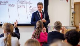Burgemeester Rob Bats geeft gastles op basisschool Don Bosco 1 (1)