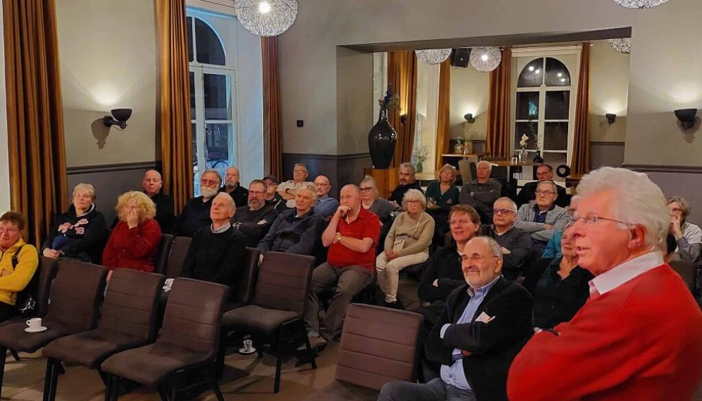 Op de foto licht Gerrit Heidinga de plannen toe in het kader van het veertigjarig jubileum van de vereniging in 2024.