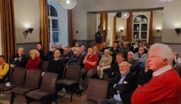 Op de foto licht Gerrit Heidinga de plannen toe in het kader van het veertigjarig jubileum van de vereniging in 2024.