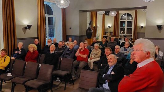 Op de foto licht Gerrit Heidinga de plannen toe in het kader van het veertigjarig jubileum van de vereniging in 2024.