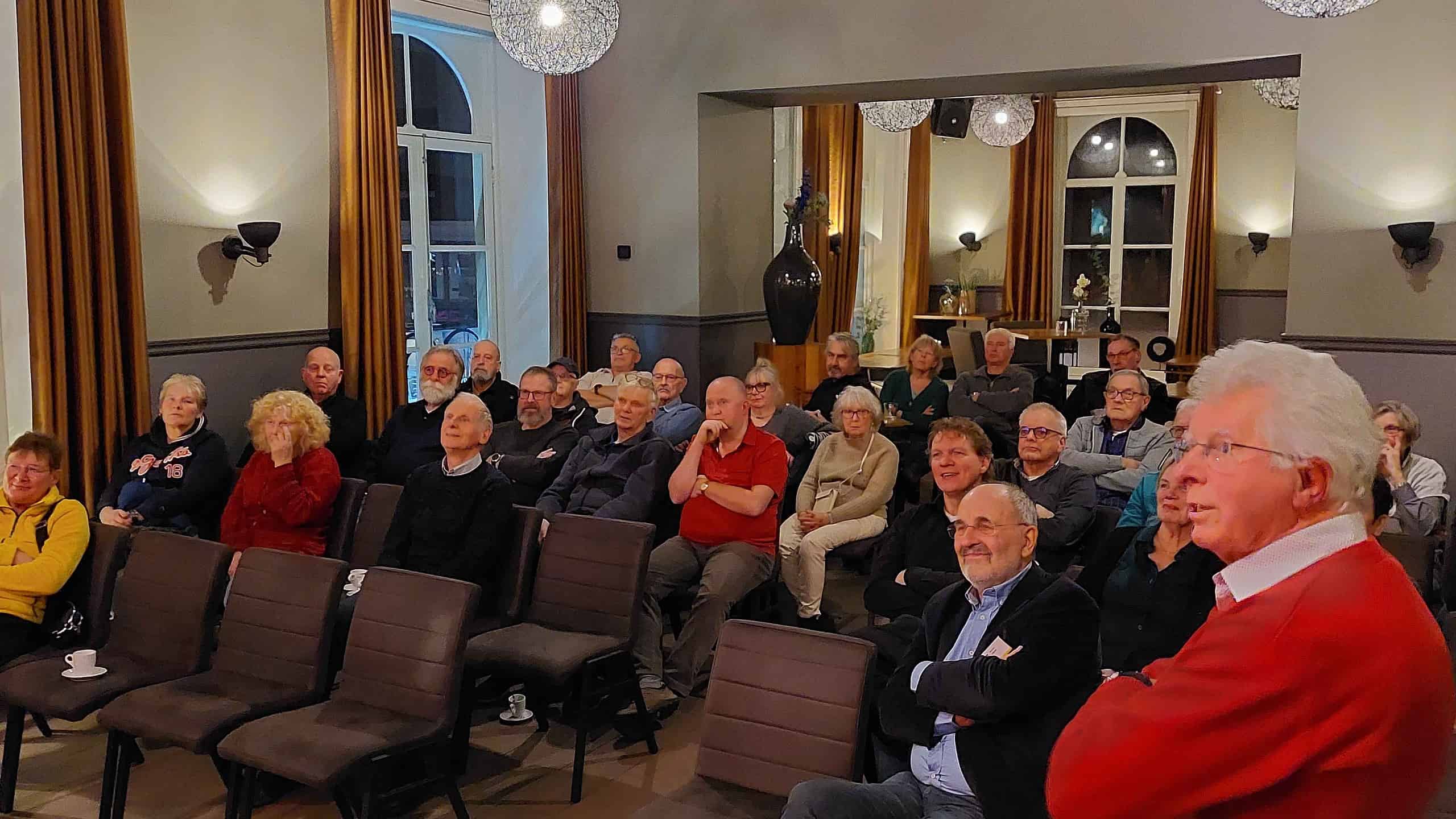 Op de foto licht Gerrit Heidinga de plannen toe in het kader van het veertigjarig jubileum van de vereniging in 2024.