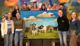 Foto met schilderij leerlingen en docenten