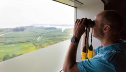 NAMO66899 Andries de la Lande Cremer man verrekijker uitzicht