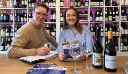 Martin Ritsema (voorzitter Rotary Steenwijk-regio) en Catharina de Boer (Eleveld Wijnen) zijn druk met de laatste voorbereidingen voor 'Proeven van de Regio.'
