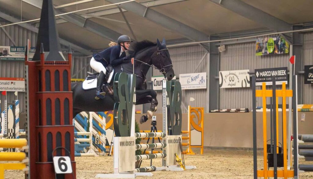 Eline Harms met haar paard Jive Foto: Simone Kuijpers Fotografie