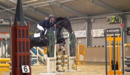 Eline Harms met haar paard Jive Foto: Simone Kuijpers Fotografie