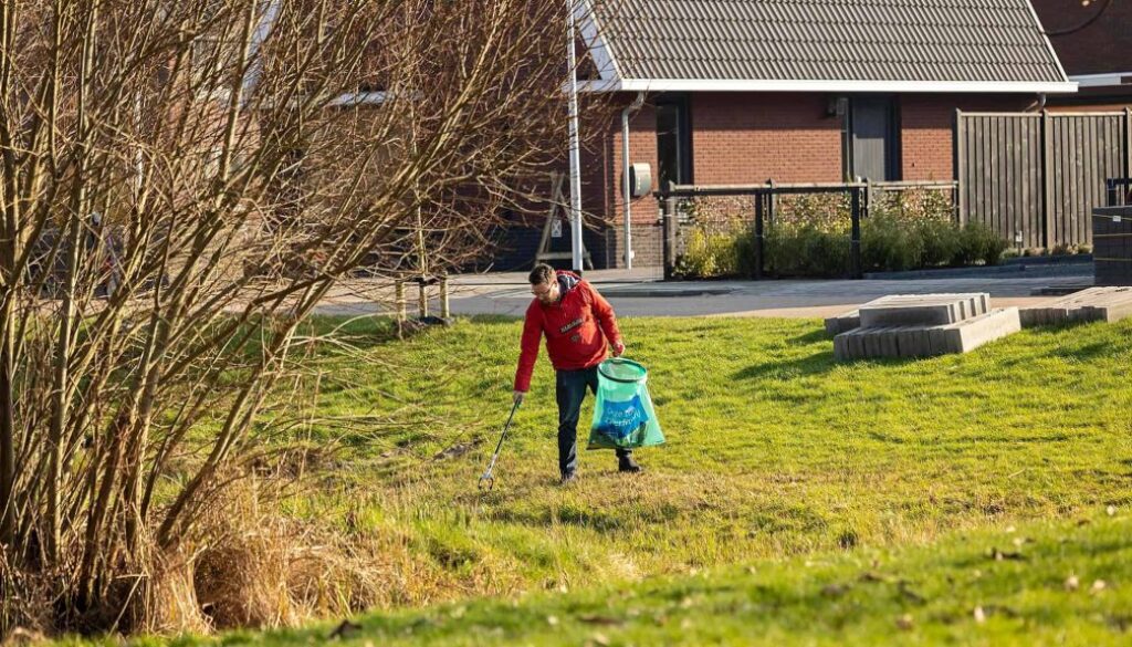 Joost Monninkhof verzamelt zwerfafval in Giethoorn - Foto Bertha van Dijk