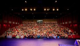 Theaterzaal vanaf het podium De Meenthe (foto aangeleverd)