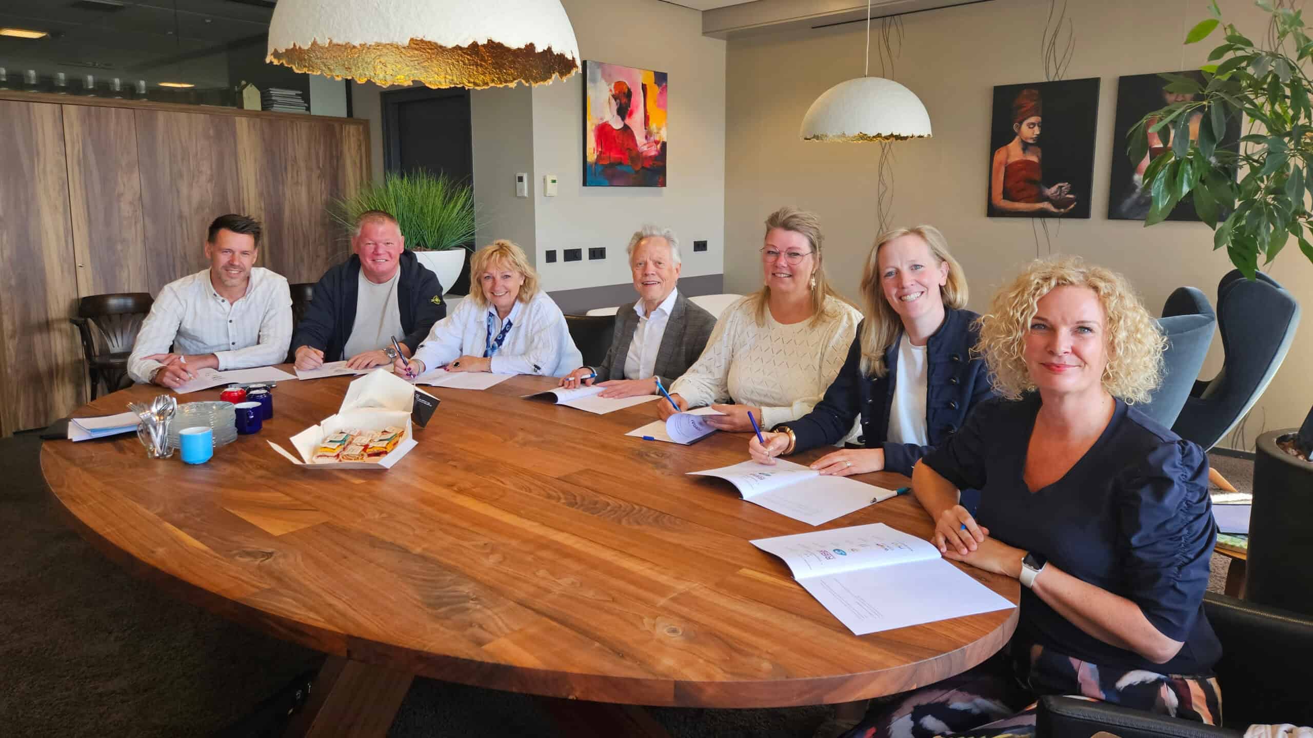 Op de foto van links naar rechts: Daniël van der Breggen (bestuurder GewoonZes), Henrie Rijke (directeur Thuisbegeleiding en dagbesteding op maat), Trijn Jongman (wethouder Steenwijkerland), Marcel Timmerman (directeur-bestuurder Wetland Wonen), Yvonne Meijer (directeur-bestuurder Stichting JY), Judith Schutte (manager Wonen Woonconcept), Anne-Marie Journee-Bakker (waarnemend bestuurder RIBW).