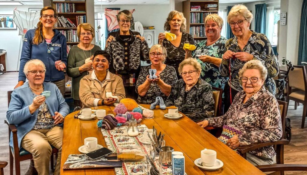 Op de foto: Mirjam Hunze van Stichting Chilean Adoptees te midden van de Creazy Ladies uit Oldemarkt.