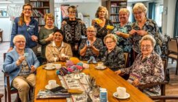 Op de foto: Mirjam Hunze van Stichting Chilean Adoptees te midden van de Creazy Ladies uit Oldemarkt.