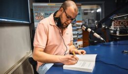 Tim de vries zet handtekening in zijn boek' Vive le Tour, Vive les Femmes' ©Yannick van den Dijssel