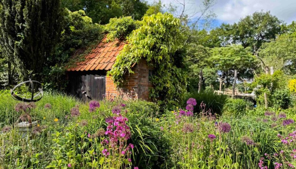 Tuin van Maurice Otten en Jantine Smit aan de Horstweg in Paasloo
