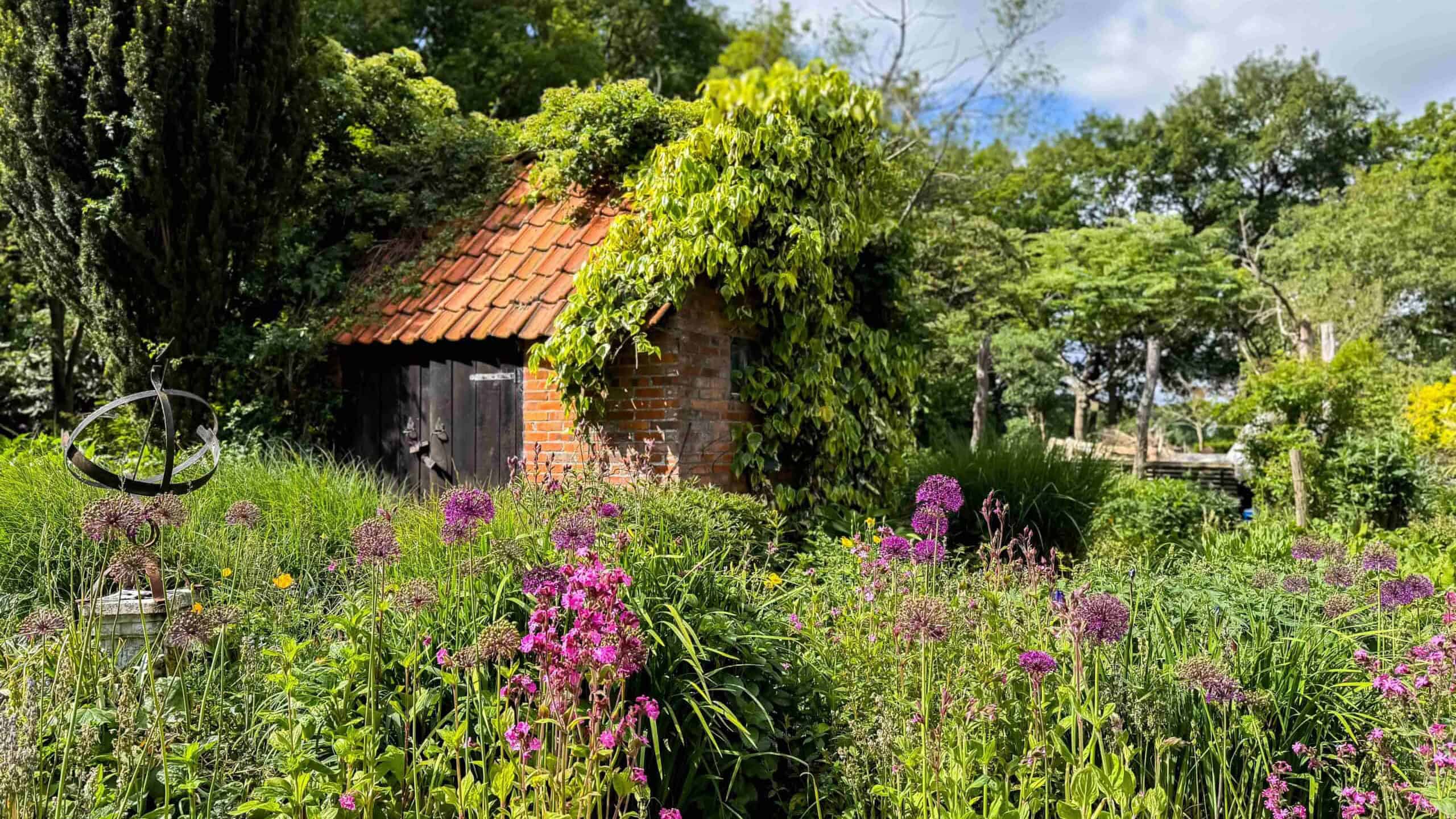 Tuin van Maurice Otten en Jantine Smit aan de Horstweg in Paasloo