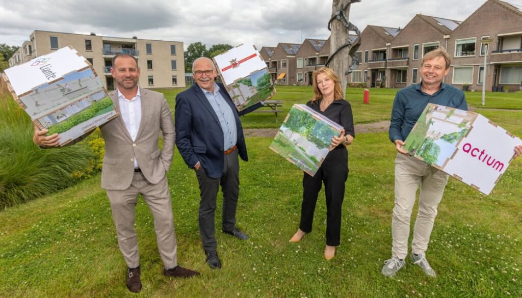 Ondertekeningsmoment op 9 juli – foto Rens Hooyenga