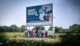 Foto is gemaakt door Martijn Heemstra. Op de foto staan vertegenwoordigers van de gemeente, OCB Bouw en Slokker Vastgoed en lokale makelaars
