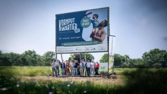 Foto is gemaakt door Martijn Heemstra. Op de foto staan vertegenwoordigers van de gemeente, OCB Bouw en Slokker Vastgoed en lokale makelaars